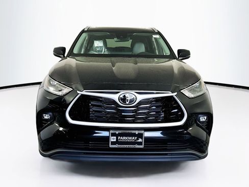 Certified 2025 Toyota Highlander XLE image 2