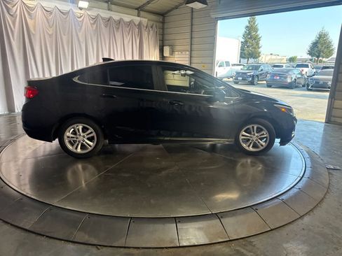 Used 2018 Chevrolet Cruze LT w/ Convenience Package FWD image 4