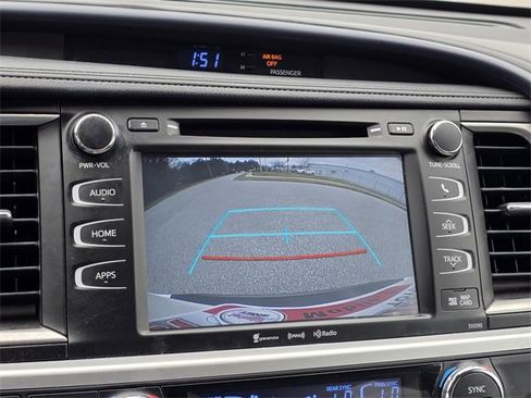 Used 2019 Toyota Highlander XLE image 18