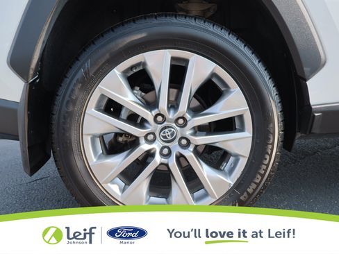Used 2021 Toyota RAV4 XLE Premium image 17