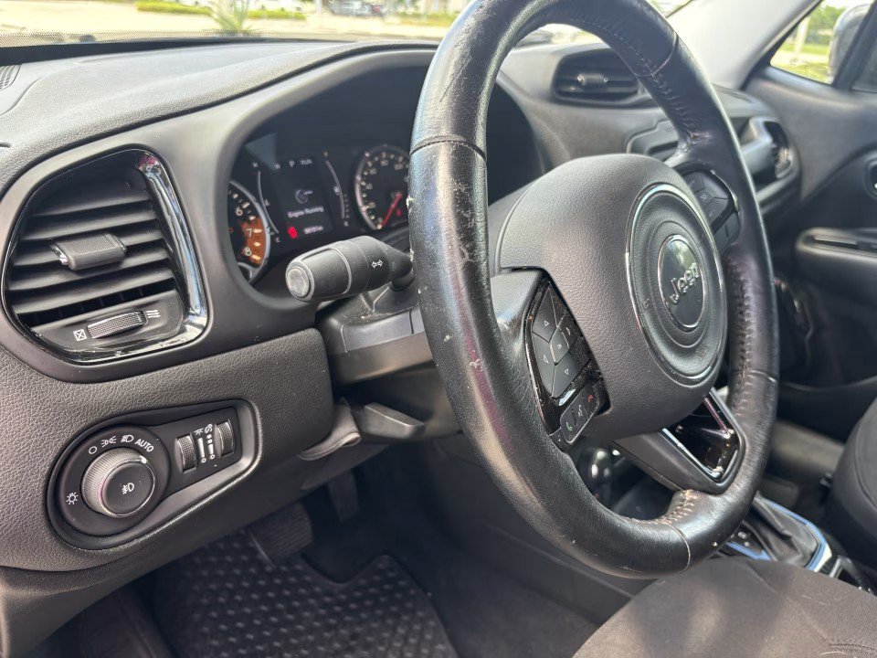 Used 2017 Jeep Renegade Altitude AWD/4WD image 23