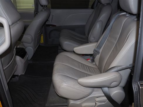 Used 2014 Toyota Sienna XLE image 8