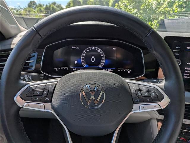Certified 2025 Volkswagen Jetta SE w/ Sunroof Package FWD image 28