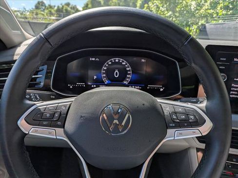 Certified 2025 Volkswagen Jetta SE w/ Sunroof Package FWD image 28