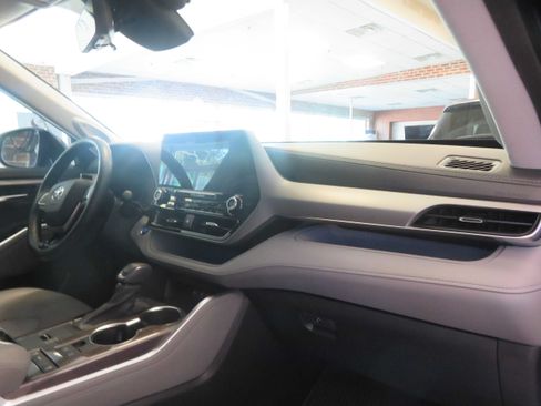Used 2021 Toyota Highlander Platinum FWD image 35