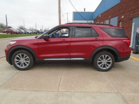 Used 2023 Ford Explorer XLT w/ Equipment Group 202A AWD/4WD image 2