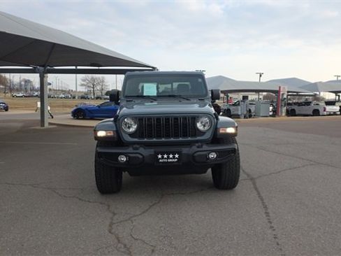 Used 2024 Jeep Gladiator Sport image 3