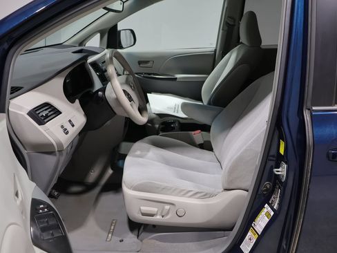 Used 2011 Toyota Sienna LE FWD image 10