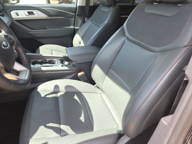 Used 2026 Ford Explorer Active w/ Active Comfort Package RWD image 5