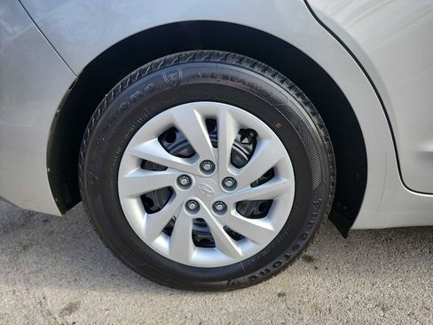 Used 2020 Hyundai Elantra SE image 12