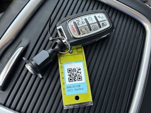 Used 2023 Chrysler Pacifica Touring-L FWD image 36