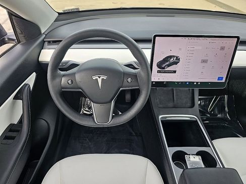 Used 2022 Tesla Model Y Long Range image 25