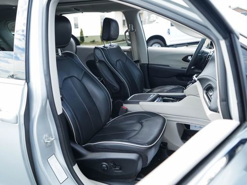 Used 2024 Chrysler Pacifica Limited image 33