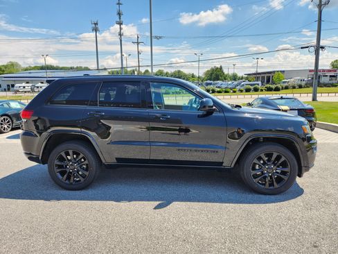 Used 2019 Jeep Grand Cherokee Altitude AWD/4WD image 6