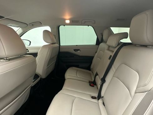Used 2023 Nissan Pathfinder SL AWD/4WD image 10