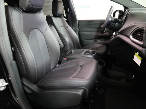 New 2026 Chrysler Pacifica Select image 20