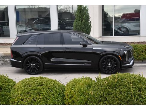 Certified 2026 Cadillac Vistiq Platinum image 3