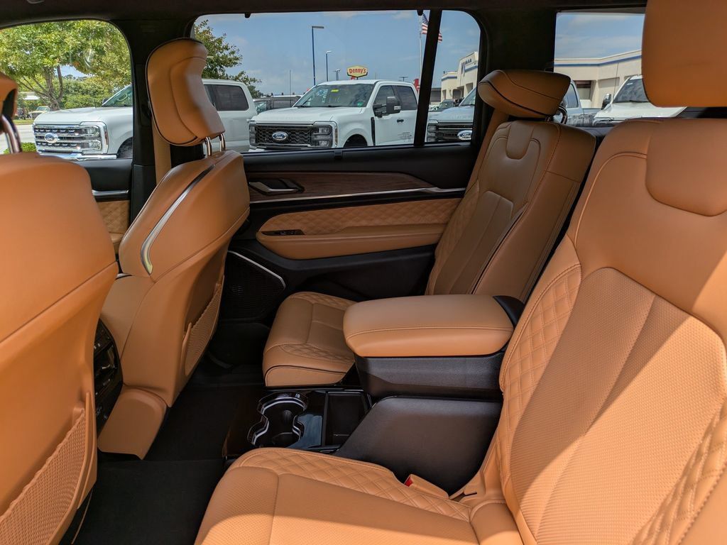 Used 2024 Jeep Grand Cherokee L Summit w/ Luxury Tech Group V AWD/4WD image 27