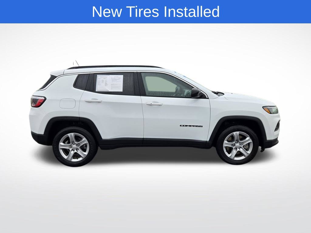 Used 2023 Jeep Compass Latitude w/ Mopar Graphics Package AWD/4WD image 2