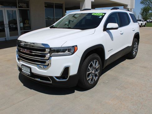 Used 2023 GMC Acadia SLT FWD image 2