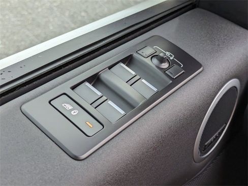 Used 2025 Land Rover Discovery S image 19