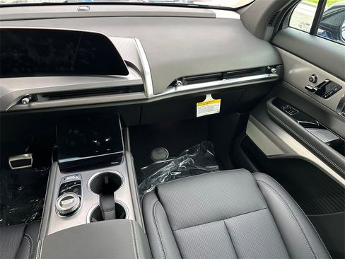 Used 2026 Cadillac Vistiq Sport image 19