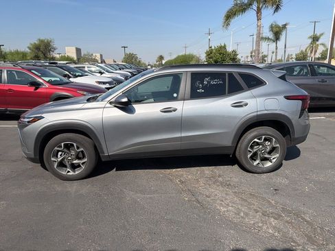 Used 2025 Chevrolet Trax LT w/ LT Convenience Package image 2