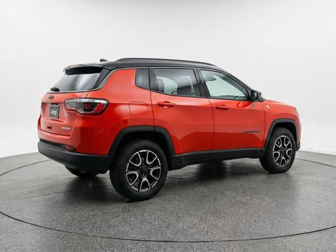 Used 2025 Jeep Compass Trailhawk AWD/4WD image 9