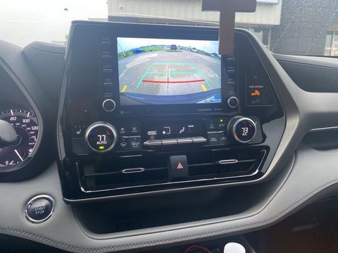 Used 2022 Toyota Highlander XLE FWD image 18
