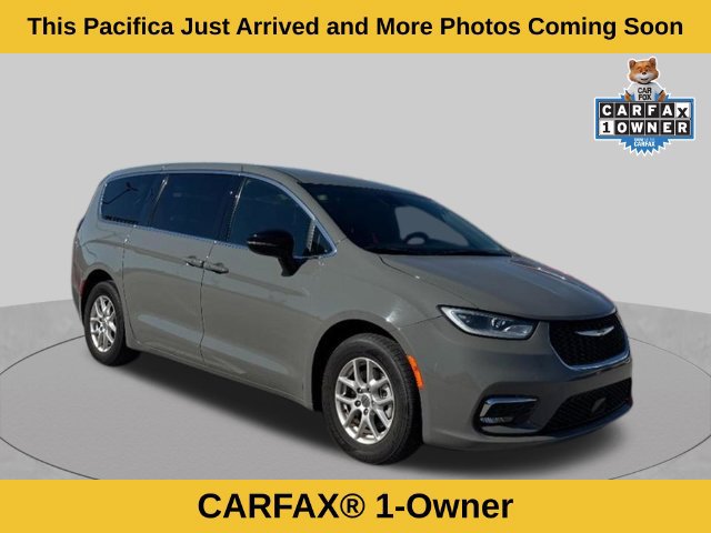 Used 2025 Chrysler Pacifica Select FWD image 2