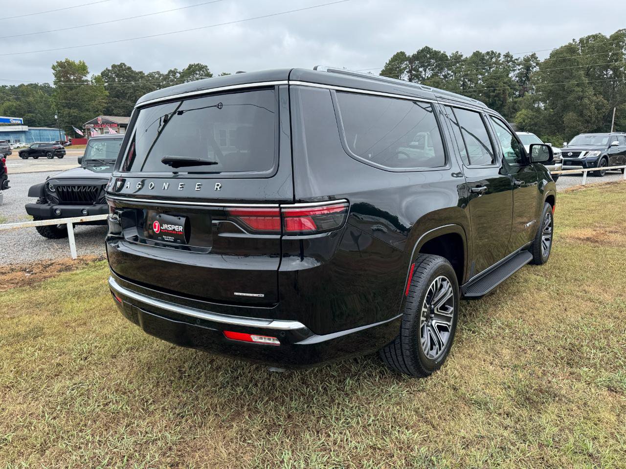 Used 2024 Jeep Wagoneer L Series II AWD/4WD image 3