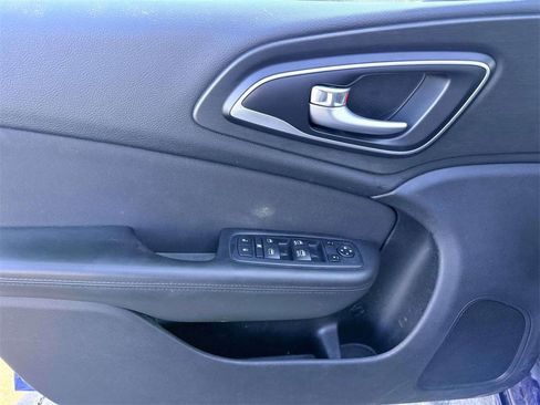 Used 2016 Chrysler 200 Limited image 10