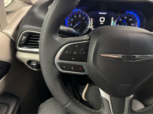Used 2024 Chrysler Pacifica Touring-L image 19