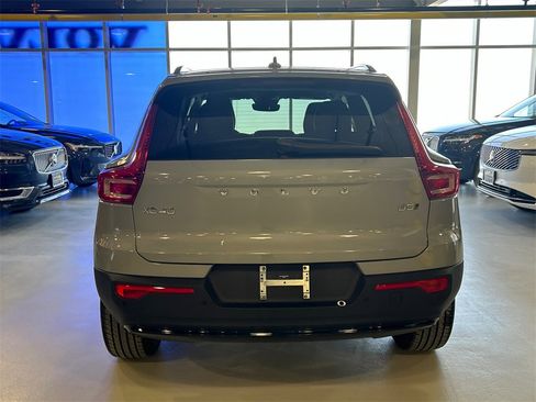Used 2026 Volvo XC40 B5 Core w/ Climate Package image 3