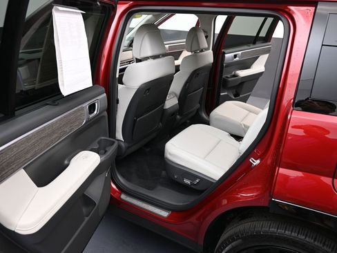 Used 2025 Hyundai Santa Fe Calligraphy FWD image 10