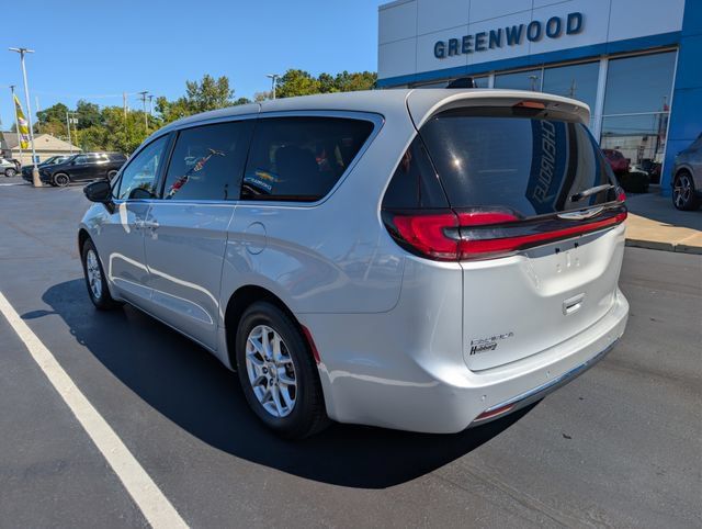 Used 2024 Chrysler Pacifica Touring-L FWD image 3