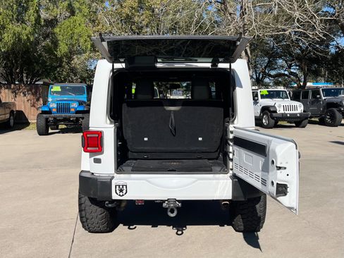 Used 2016 Jeep Wrangler Sahara w/ Connectivity Group image 10