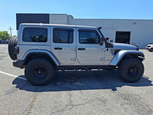 Used 2018 Jeep Wrangler Unlimited Sahara AWD/4WD image 7