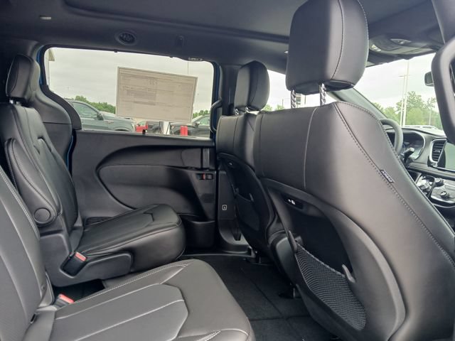 New 2027 Chrysler Pacifica Select w/ Family Tech Group FWD image 18
