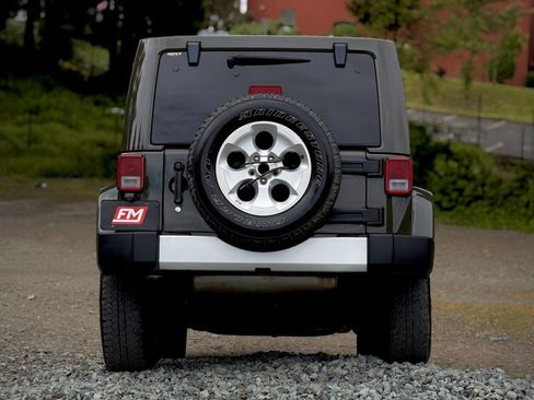 Used 2015 Jeep Wrangler Unlimited Sahara w/ Connectivity Group AWD/4WD image 5