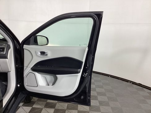 Used 2018 Jeep Compass Latitude w/ Popular Equipment Group image 8