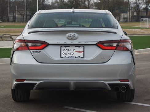 Used 2023 Toyota Camry SE image 3