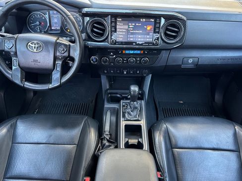 Used 2021 Toyota Tacoma TRD Off-Road w/ TRD Premium Off Road Package AWD/4WD image 12