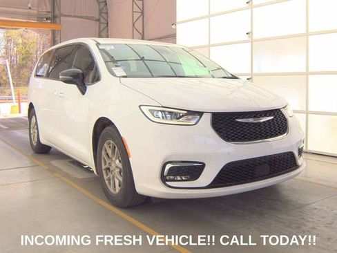 Used 2026 Chrysler Pacifica Select image 1