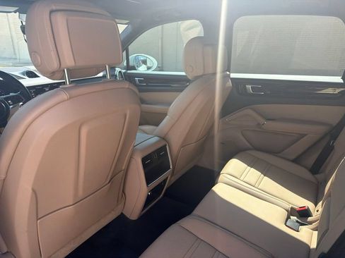 Used 2021 Porsche Cayenne AWD/4WD image 17