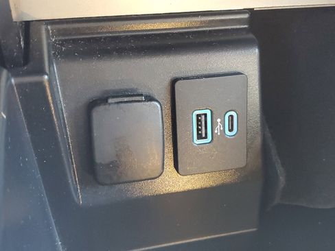 Used 2023 Ford Explorer Limited image 11