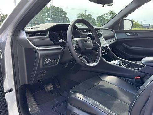 Used 2025 Jeep Grand Cherokee Altitude AWD/4WD image 13