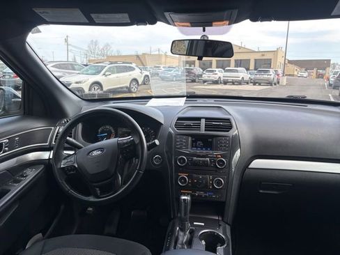 Used 2017 Ford Explorer XLT image 10