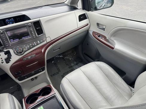 Used 2013 Toyota Sienna Limited w/ Premium Pkg image 30
