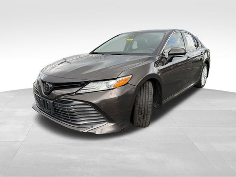 Used 2020 Toyota Camry XLE FWD image 3